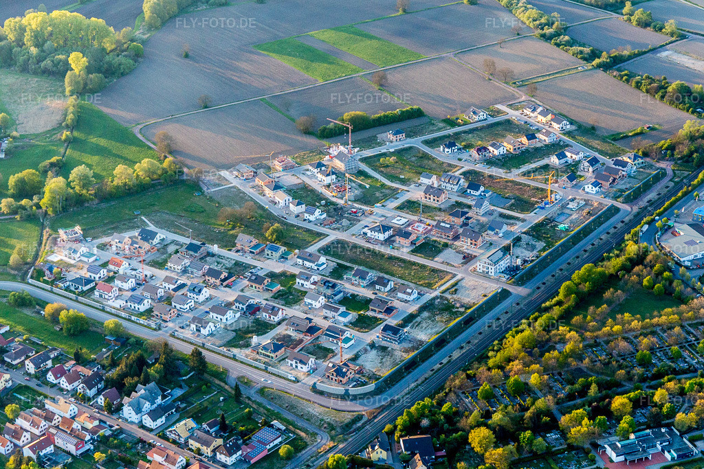 Luftbild: Baustellen zum Neubau- Wohngebiet einer Einfamilienhaus- Siedlung In den Niederwiesen in Wörth am Rhein im Bundesland Rheinland-Pfalz in Deutschland. Foto: IMG_099257.jpg vom 23.04.2017 durch Werner Riehm/FLY-FOTO.de