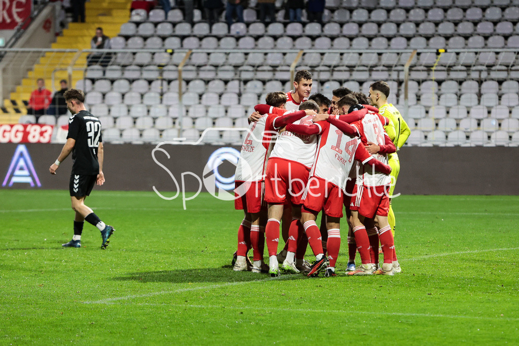 FC Bayern Amateure - SV Wacker Burghausen | Der Jubel nach dem Tor zum 4-1 durch David JONATHANS (FCB #27) / Freude / Torschuetze / Treffer