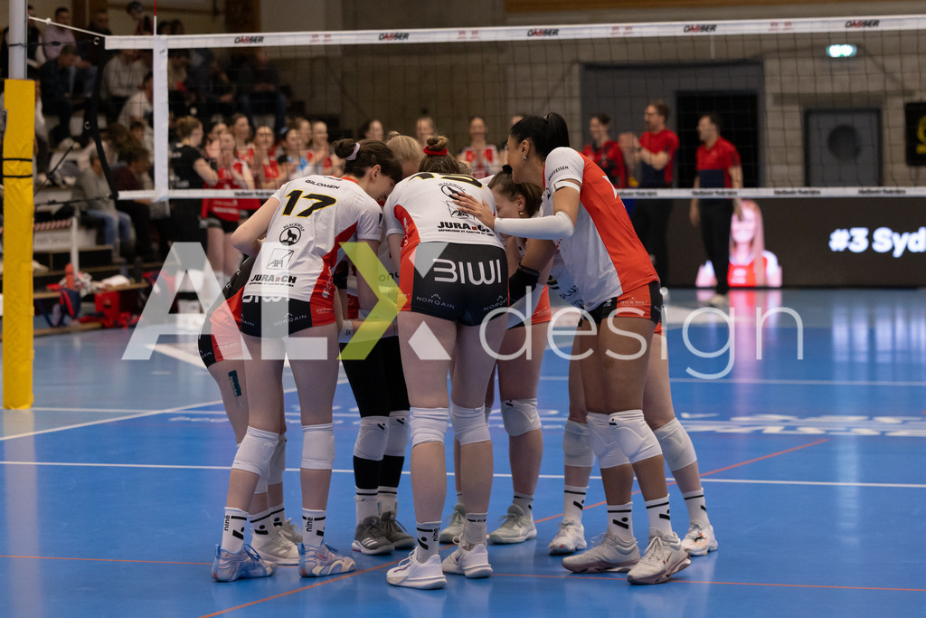 Volleyball I Frauen I Saison 2025-2026 I Volleyball NLA | Women I 1/4 Finals I VC Kanti Schaffhausen - BIWI Volleyball Franches-Montagnes I 21.02.2026 | BIWI VFM - Teamkreis - Realisiert mit Pictrs.com
