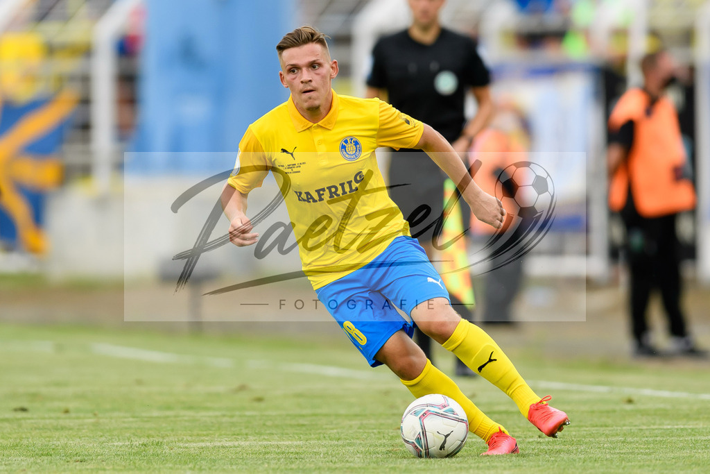 LLELEV20210807_089 | Fussball, Herren: Damir Mehmedovic (1. FC Lokomotive Leipzig) in Aktion, am Ball, Einzelaktion beim Spiel der 1. Runde im DFB-Pokal zwischen 1. FC Lokomotive Leipzig und Bayer 04 Leverkusen im Bruno-Plache-Stadion am 07.08.2021 in Leipzig, Deutschland.DFB / DFL REGULATIONS PROHIBIT ANY USE OF PHOTOGRAPHS AS IMAGE SEQUENCES AND/OR QUASI-VIDEO. - Realisiert mit Pictrs.com