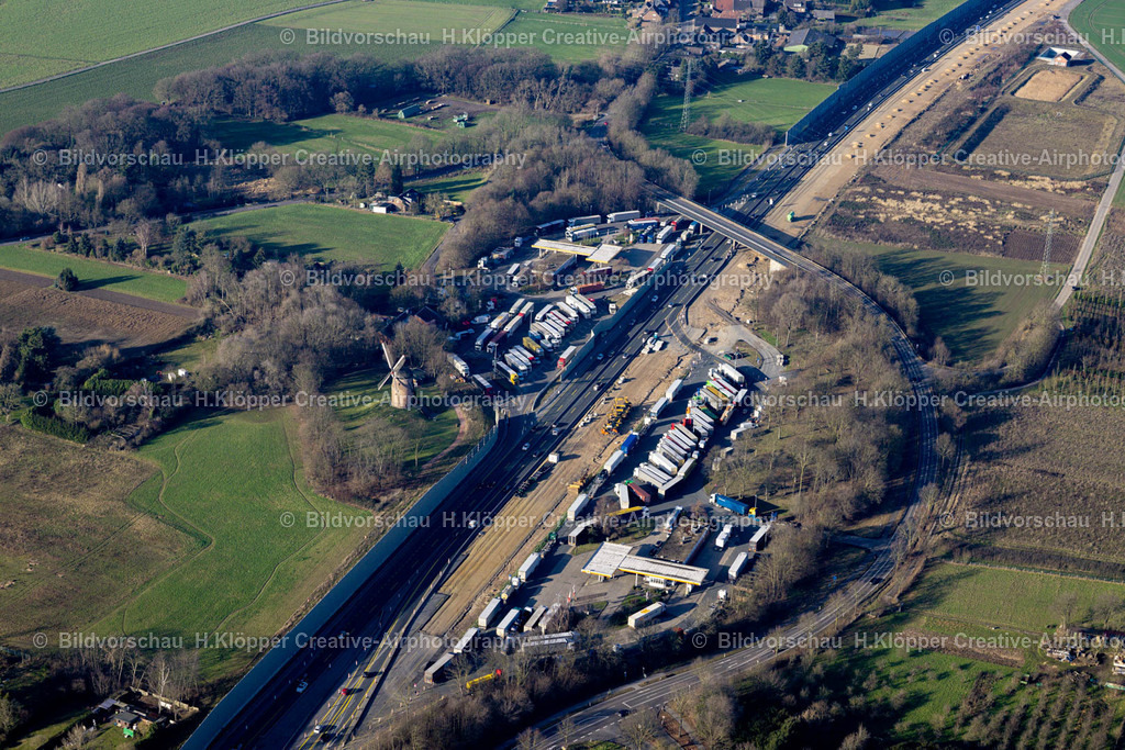 Luftbild Meerbusch-9038 | Luftbildfotografie Autobahn- Baustelle zum Ausbau und zur Spur- Erweiterung im Streckenverlauf der BAB A57 in Krefeld im Bundesland Nordrhein-Westfalen, Deutschland. - Realized with Pictrs.com