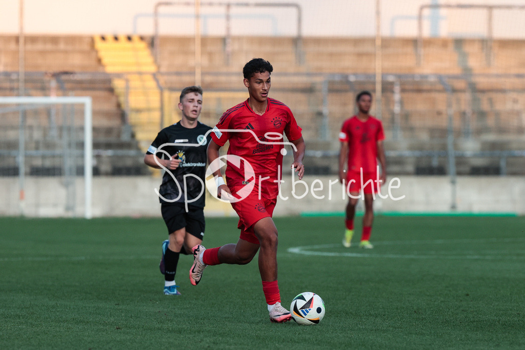 FC Bayern Amateure - SpVgg Ansbach | am BAll Yousef QUSHI (FCB #17) / Einzelfoto / Freisteller