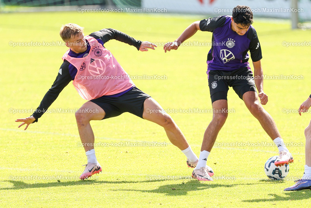 DFB08092401034 | 08.09.2024, Düsseldorf, Fußball, öffentliches Training Nationalmannschaft Deutschland,  Paul-Janes-Stadion: Zweikampf Maximilian Mittelstädt (GER #18) Aleksandar Pavlovic (GER #16)DFB regulations prohibit any use of photographs as image sequences and or quasi-video.