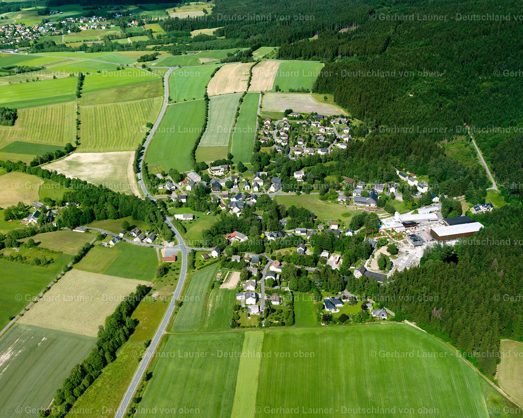 2629843 | SPARNECK 12.07.2006 Ortsansicht der Straßen und Häuser der Wohngebiete im Ortsteil Reinersreuth in Sparneck im Bundesland Bayern, Deutschland. // Town View of the streets and houses of the residential areas in the district Reinersreuth in Sparneck in the state Bavaria, Germany. Foto: Gerhard Launer