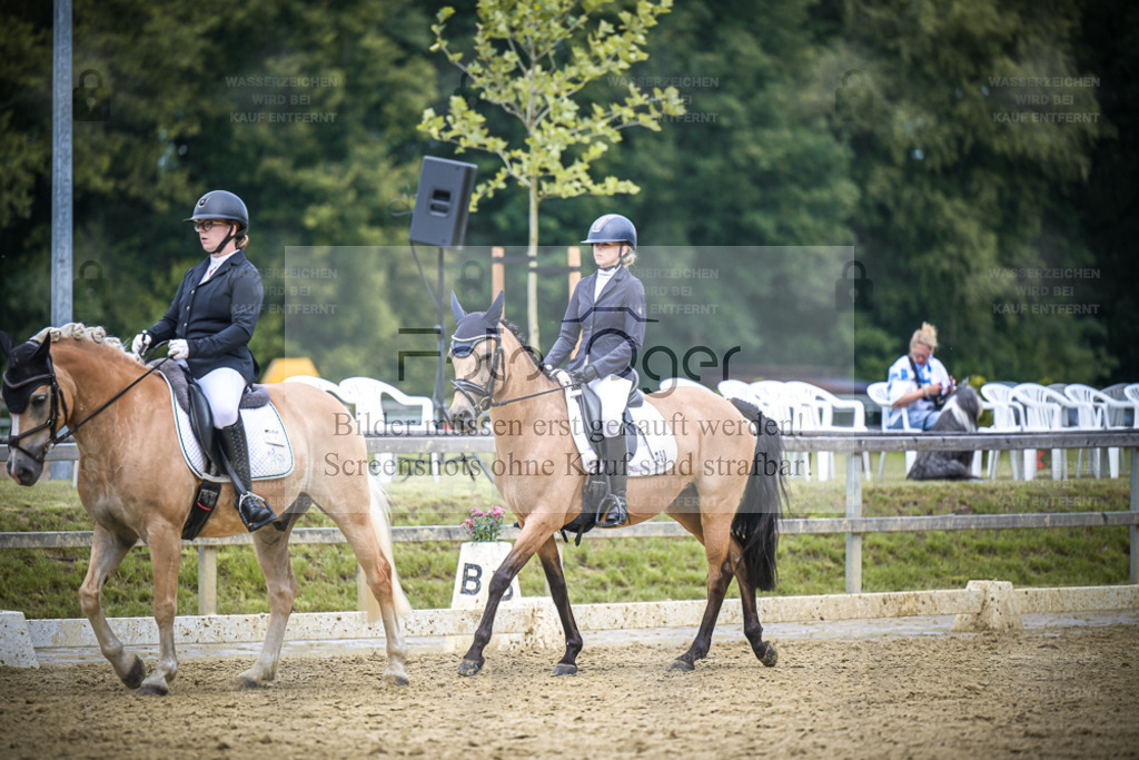 DOS_7332 | Entdecke hochwertige Reitturnierfotos von Foto Oger. Professionell, emotional und authentisch – jetzt Lieblingsmomente im Shop bestellen. - Realisiert mit Pictrs.com