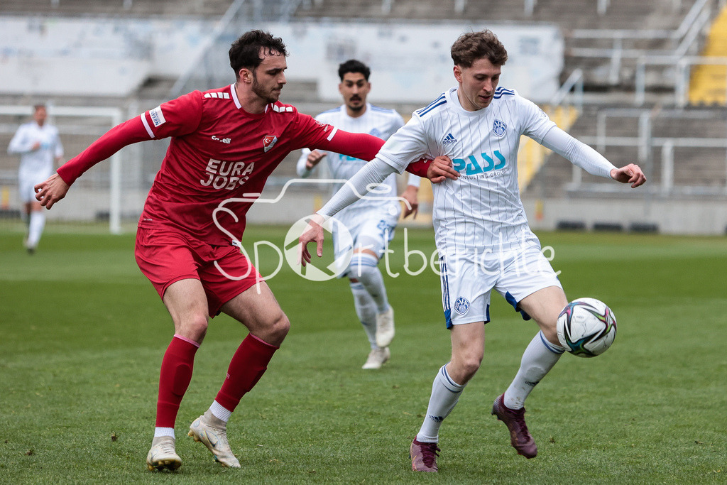 Türkgücü München - SV Viktoria Aschaffenburg | Benedikt AUBURGER (TGM #15) im Duell mit Benedict LAVERTY (SVVA #7)