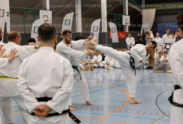20231118-_11A3699-DM-TAEKWONDO-HEN-FOTO | 18.11.2023 Kampfsport Internationale Deutsche Meisterschaft Traditional Taekwon-Do der Farbgurte 2023 TTCeV Verband Bruchtest vor Prüfungsgremium (Foto: Peter Henrich) - Realisiert mit Pictrs.com