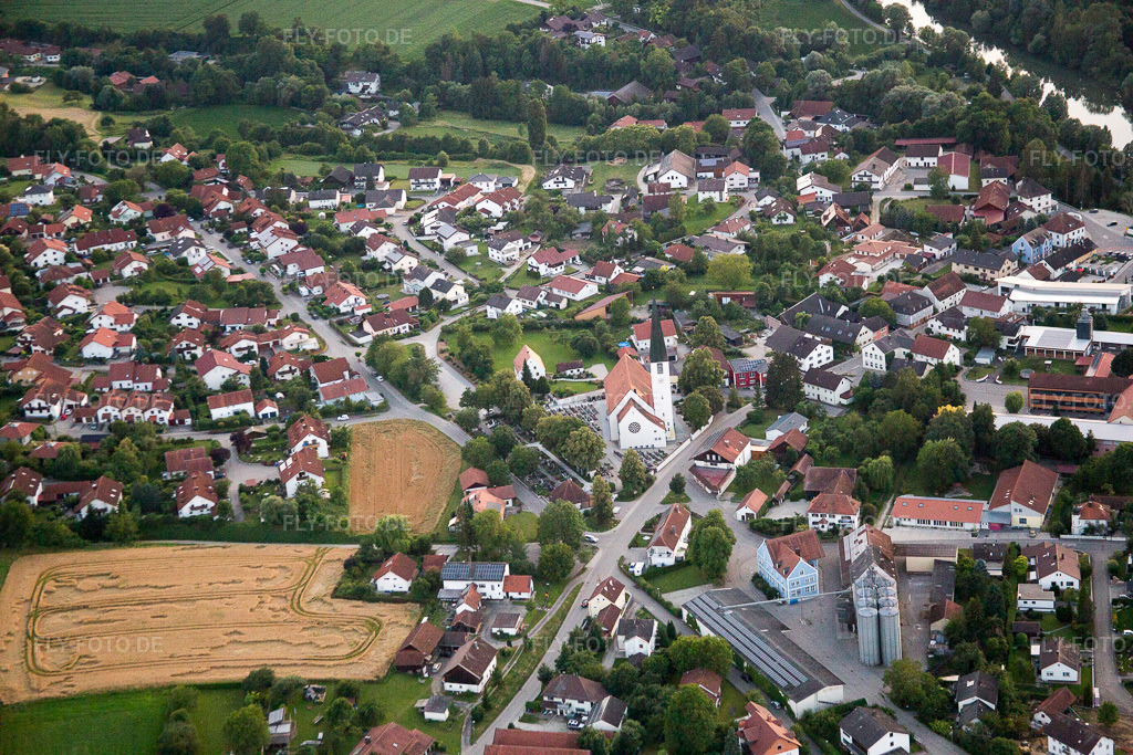 Luftbild: St. Margareta in Mamming im Bundesland Bayern in Deutschland. Foto: IMG_090417.jpg vom 01.07.2016 durch Werner Riehm/FLY-FOTO.de