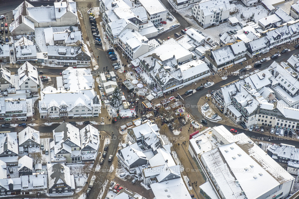 Winterberg221201477 | Luftbild Innenstadt mit Weihnachtsmarkt, Eisbahn, Winterwunderland in Winterberg im Sauerland, am Kahlen Asten und den Skiabfahrten und dem Skilift-Karussell Winterberg, Winterberg, Sauerland, Nordrhein-Westfalen, Deutschland