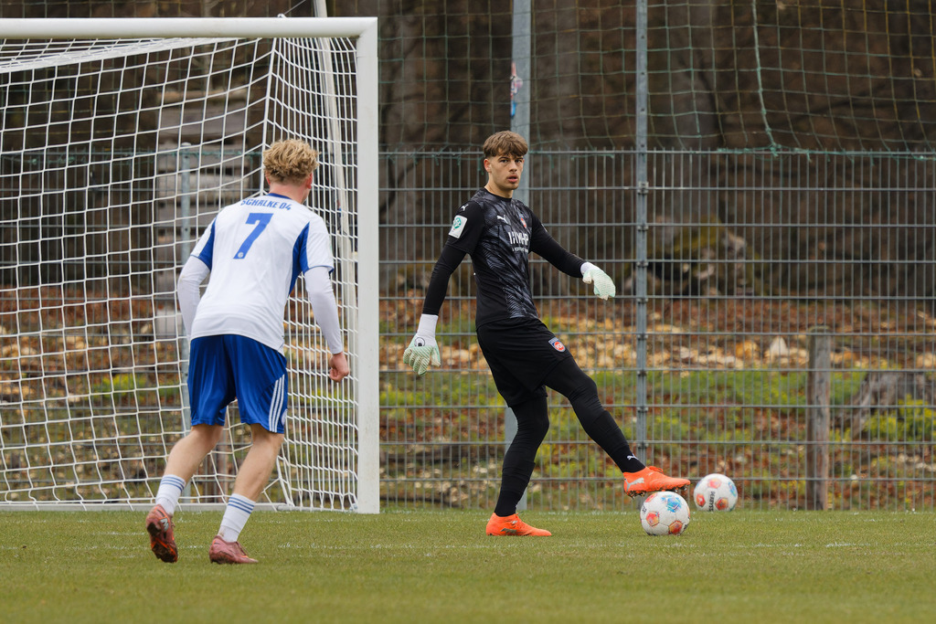 20260412-FCHS04_044 | 1.FC Heidenheim 1846 vs. FC Schalke 04, Fußball, U19, A-Junioren, NWL, U19-DFB-Nachwusliga, 2025/2026, 8. Spieltag, 12.04.2026 in Heidenheim, Walter-Birkhold-Jugendstadion (Foto: Michael Bulling) - Realisiert mit Pictrs.com