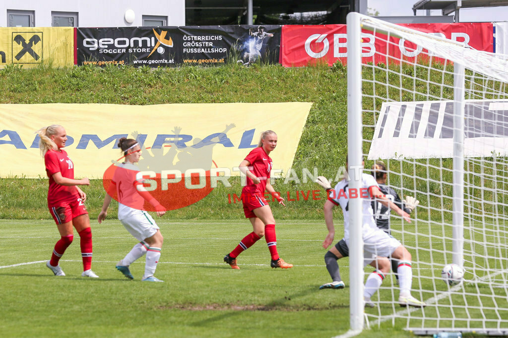 Norwegen U19  Bulgarien U19 | Cathinka Cecilie Friis Tandberg (Norway #20) Maria Dikelova (BUL #6) Thea Kyvag (Norway #11) Milena Karakoleva (BUL #12) Yoana Stankova (BUL #2) ; Norwegen U19  Bulgarien U19 am 13.05.2022 in Wels
(Huber Arena), AUSTRIA, (Photo by Ernst Krawagner sport-fan.at) - Realisiert mit Pictrs.com