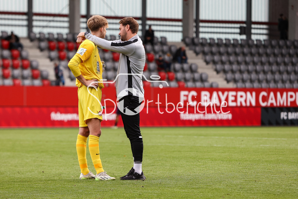 FC Bayern Muenchen U19 - 1. FC Kaiserslautern U19 | Lautern Keeper Fabian HECK (FCK #23) muss nach dem Spiel getroestet werden