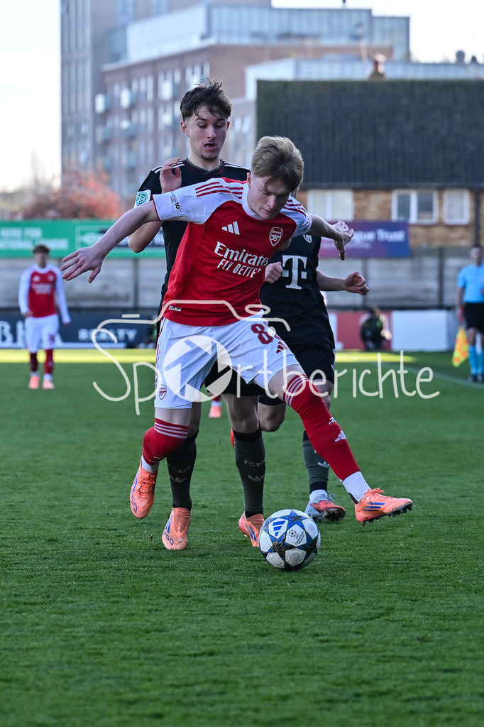 Arsenal London U19 - FC Bayern München U19 | BOREHAMWOOD, ENGLAND - 26. NOVEMBER: im Duell Callan HAMILL (Arsenal FC U19 83), Tim BINDER (FC Bayern München 7) und Bohdan OLYCHENKO (FC Bayern München U19 11) beim Ligaspiel zwischen der U19 von Arsenal London und der U19 des FC Bayern München am 5. Spieltag der UEFA Youth League im Meadow Park am 26.11.2025