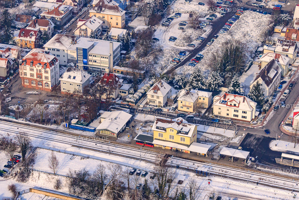 Bahnhof im Winter bei Schnee | Luftbild: Bahnhof im Winter bei Schnee in Kandel im Bundesland Rheinland-Pfalz in Deutschland. Foto: IMG_24091.jpg vom 27.01.2010 durch Werner Riehm/FLY-FOTO.de - Realisiert mit Pictrs.com