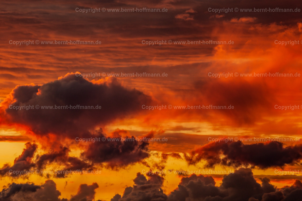 PHF_4704mod_Abendwolken_105x70 | FOTOGRAFIE. Himmlische Farben - Abendlicht. __ Die  tiefstehende Abendsonne strahlte niedrige ( Cumulus ) und mittelhohe ( Altocumulus ) Wolken an. - Realisiert mit Pictrs.com