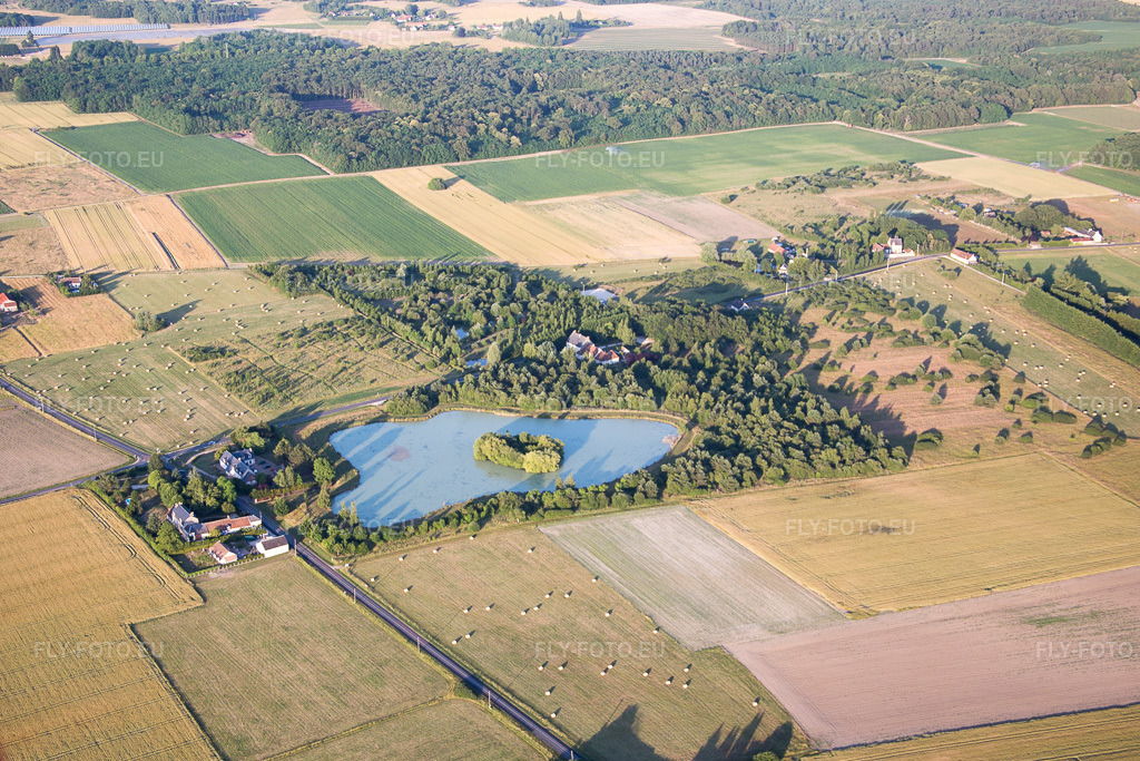 Vue aérienne: Vue de la ville à Cormeray dans le département Loir et Cher, France – .Photo: IMG_081282.jpg prise le 19/06/2015 par Werner Riehm/FLY-FOTO.eu – Résolution de l'original: 4941 x 3294 px
