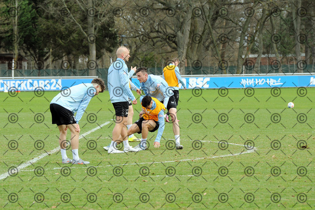 RGE_9052b | Hertha BSC, 2.Bundesliga, Herren, Training, Saison 2025/26, von li. Josip Brekalo ( Hertha BSC ), dahinter Niklas Kolbe ( Hertha BSC ),   Mittwoch 25.03. 2026,   Fotograf:   Ralf Gebhardt - Realisiert mit Pictrs.com
