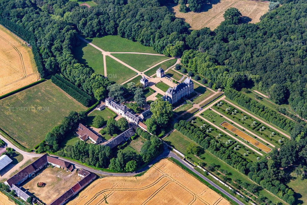 Aerial view: Château du Plessis-Fortia sci in Huisseau-en-Beauce in the state Loir et Cher, France. – Photo: IMG_081185.jpg taken on 06/19/2015 by Werner Riehm/FLY-FOTO.com – Resolution of the original: 5472 x 3648 px
