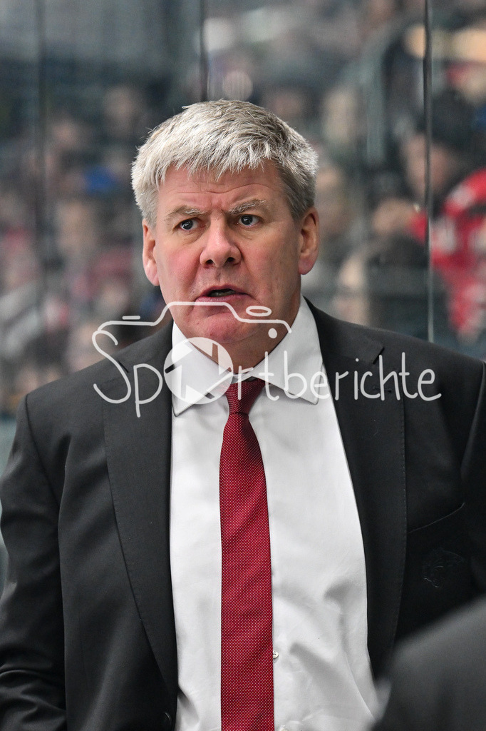 Augsburger Panther - Kölner Haie | AUGSBURG, GERMANY - 11. JANUARY: im Bild Bill PETERS Trainer Augsburger Panther / Einzelfoto / Freisteller während dem Match zwischen den Augsburger Panthern und den Kölner Haien am 39. Spieltag der penny DEL im Curt Frenzel Stadion