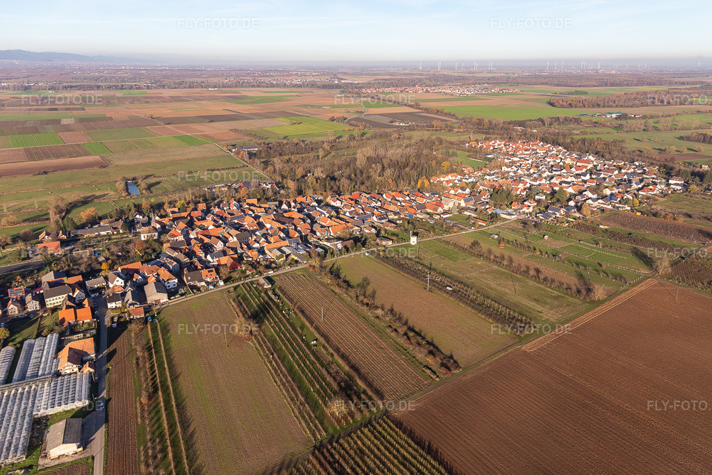 Luftbild: Ortsansicht am Rande von landwirtschaftlichen Feldern und Nutzflächen in Winden im Bundesland Rheinland-Pfalz in Deutschland. Foto: IMG_123922.jpg vom 21.11.2020 durch Werner Riehm/FLY-FOTO.de
