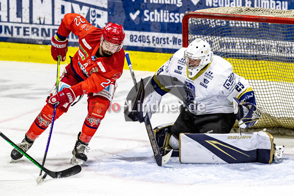 EC Peiting vs EV Lindau Islanders | Eishockey Oberliga Süd 2023/2024, EC Peiting vs EV Lindau Islanders,
Torchance Lukas GOHLKE (ECP 22),
2023-10-13 in Peiting (Eisstadion)
22 Lukas GOHLKE (ECP 22), 29 Dieter GEIDL (Islanders Goali 29)
Copyright: WolfgangxLindner foto-lindner.de
