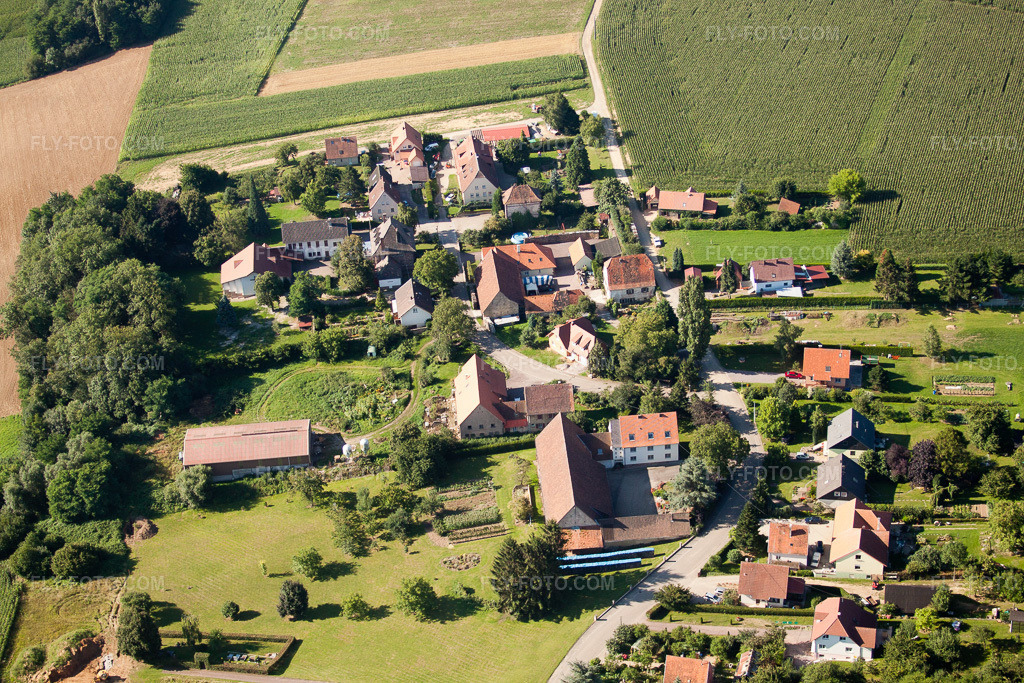 Aerial view: Geisberg in Wissembourg in the state Bas-Rhin, France. – Photo: IMG_31114.jpg taken on 08/07/2010 by Werner Riehm/FLY-FOTO.com – Resolution of the original: 4752 x 3168 px