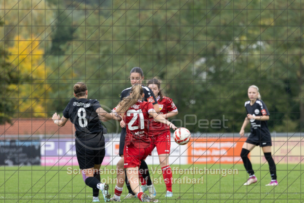 20251012_140807_0762 | #,1.FC Donzdorf (schwarz) vs. VfB Stuttgart II (rot), Fussball, Frauen-Verbandsliga Württemberg, 05. Spieltag, Saison 2025/2026, Rasenplatz Lautertal Stadion, Süßener Straße 16, 73072 Donzdorf, 12.10.2025 - 13:00 Uhr,Foto: PhotoPeet-Sportfotografie/Peter Harich