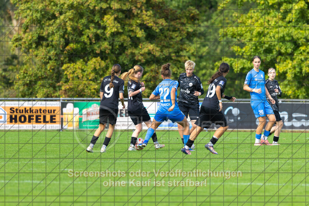 20261010_142817_0816_(c)_by_PhotoPeet | #,1.FC Donzdorf (schwarz) vs. SC Sand (blau), Fußball, EnBW-Oberliga B -Juniorinnen, 05. Spieltag, Saison 2026/2027, Rasenplatz Lautertal Stadion, Süßener Straße 16, 73072 Donzdorf, 10.10.2026 - 14:00 Uhr,Foto: PhotoPeet / Sport- &amp; Eventfotografie / Peter Harich