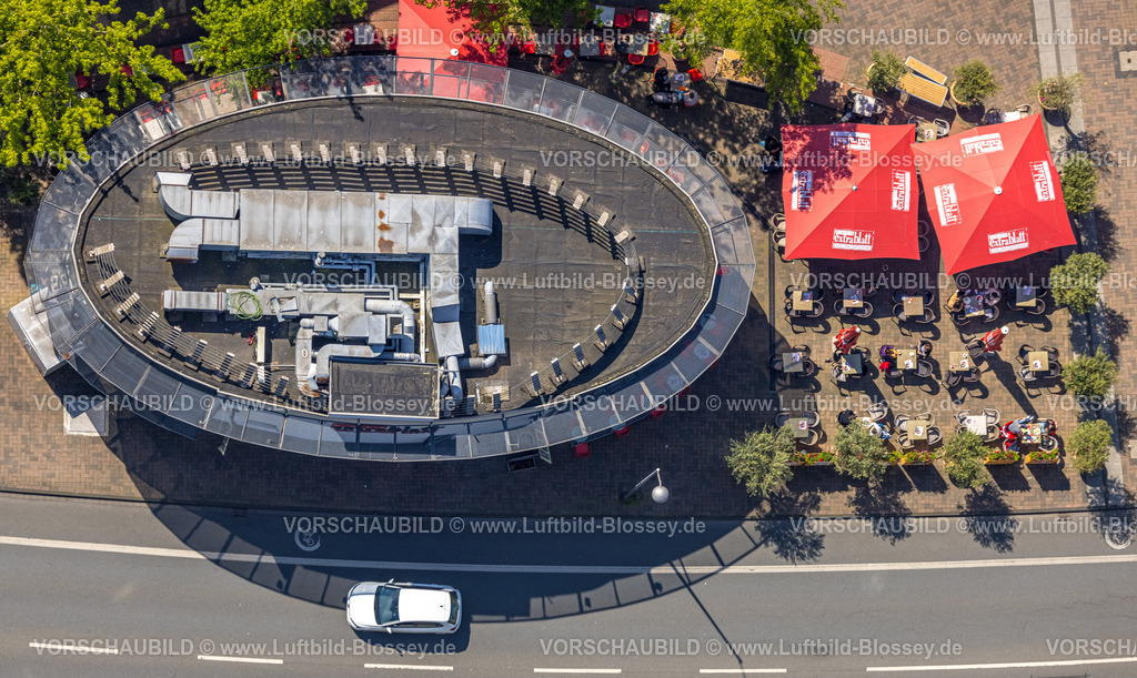 Bottrop230509686 | Luftbild, Cafe Extrablatt mit Außengastronomie und Sonnenschirmen, Altstadt, Bottrop, Ruhrgebiet, Nordrhein-Westfalen, Deutschland