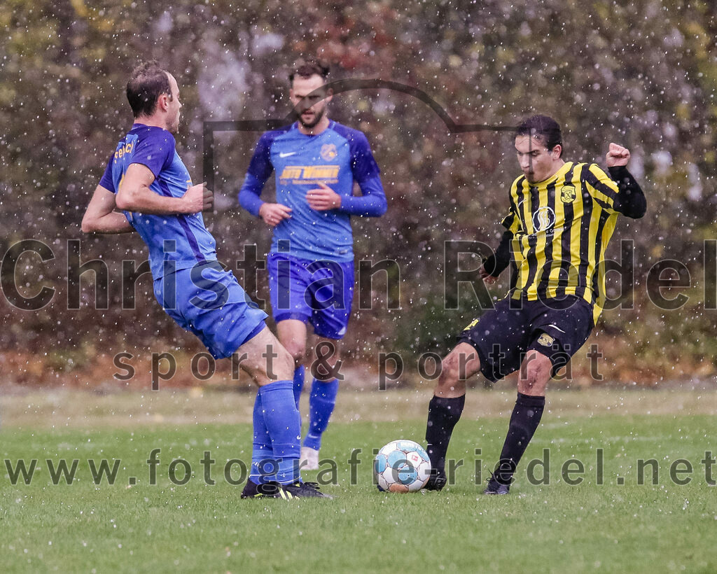 2023-11-11_075_FC_Moosinning_gegen_TSV_Peterskirchen | Moosinning, Deutschland, 11.11.2023:
Fußball, Bezirksliga Oberbayern Ost 2023 / 2024, 17. Spieltag, FC Moosinning gegen TSV Peterskirchen, Endergebnis: 5:0

Marcel Schauberger (TSV Peterskirchen, #6), Fehmi Bagci (FC Moosinning, #2)

Foto: Christian Riedel / fotografie-riedel.net