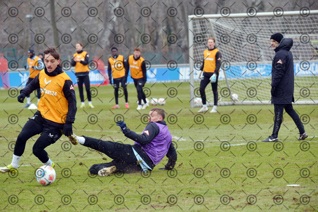 RGE_7609b | Hertha BSC, 2.Bundesliga, Herren, Training, Saison 2025/26, im Bild von li. Michal Karbownik ( Hertha BSC ), Michael Cuisance ( Hertha BSC )  Fotograf:  Ralf Gebhardt - Realisiert mit Pictrs.com