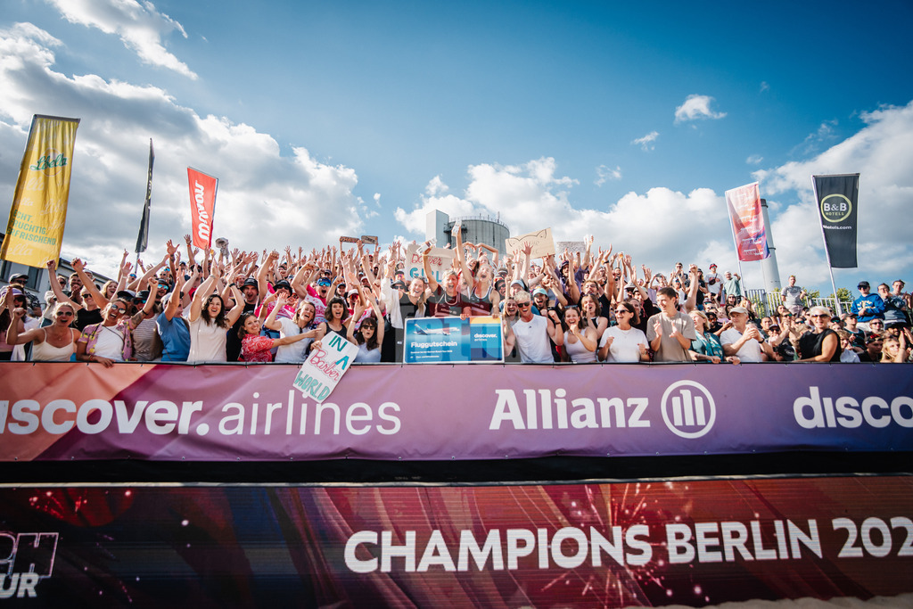 Beachvolleyball | Frauen | Allianz German Beach Tour 2025 | Tourstop Berlin | 17.08.2025 | Siegerfoto mit den Fans, in der mitte v.l. Melanie Gernert und Nele Barber