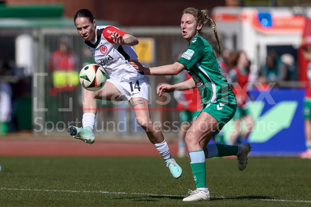Fussball, Google Pixel Frauen-Bundesliga, SV Werder Bremen - Eintracht Frankfurt | v.li.: Geraldine Reuteler (Eintracht Frankfurt, 14) und Kaylie Ronan (SV Werder Bremen, 4) im Zweikampf, Duell, Dynamik, Aktion, Action, Spielszene, DIE DFB-RICHTLINIEN UNTERSAGEN JEGLICHE NUTZUNG VON FOTOS ALS SEQUENZBILDER UND/ODER VIDEOÄHNLICHE FOTOSTRECKEN. DFB REGULATIONS PROHIBIT ANY USE OF PHOTOGRAPHS AS IMAGE SEQUENCES AND/OR QUASI-VIDEO.
