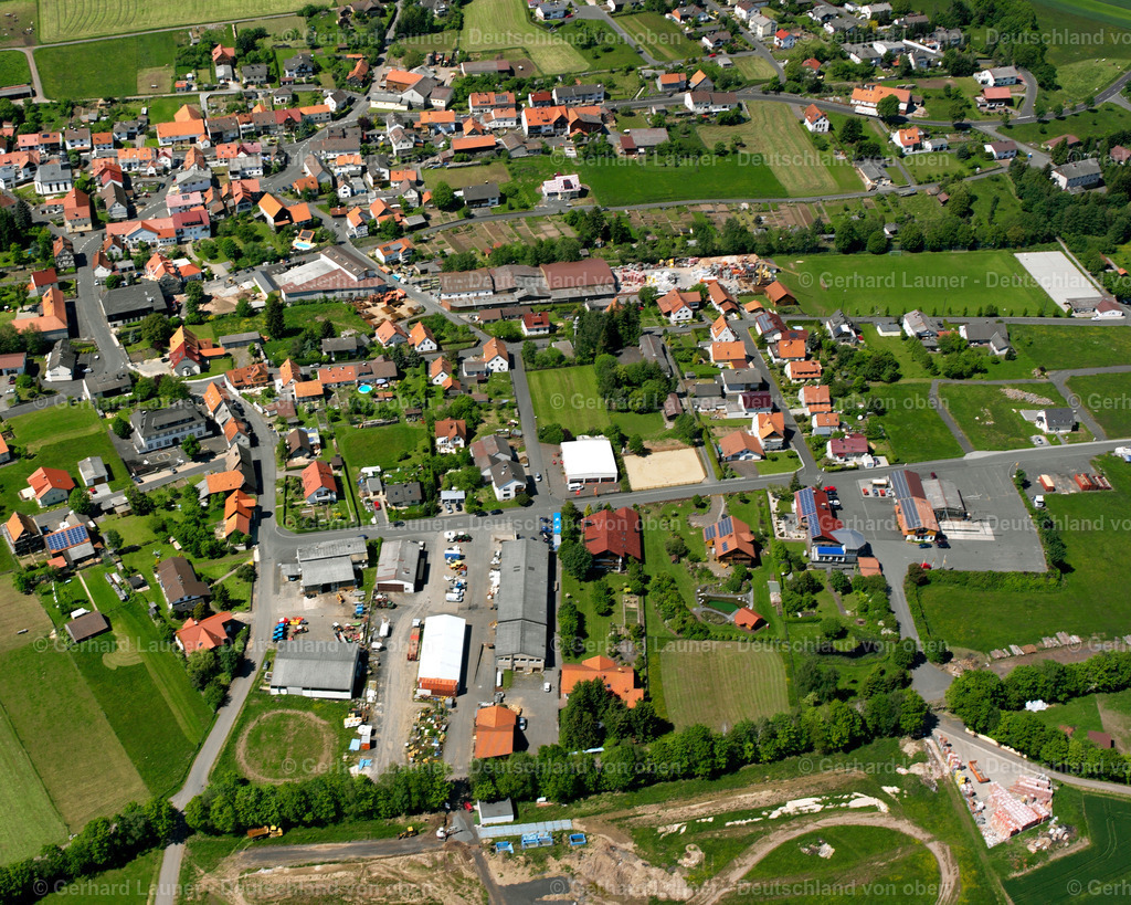 2615809 | STORNDORF 09.06.2006 Ortsansicht am Rande von landwirtschaftlichen Feldern und Nutzflächen  in Storndorf im Bundesland Hessen, Deutschland // Village view on the edge of agricultural fields and land  in Storndorf in the state Hesse, Germany Foto: Gerhard Launer