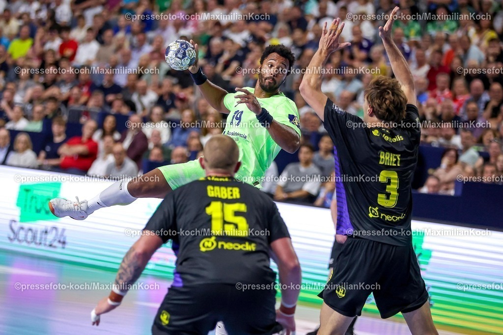 KoeEHF15062501004 | 15.06.2025, Handball, Spiel um Platz 3, TruckScout24 EHF FINAL4, LANXESS arena Köln, HBC Nantes - FC Barcelona: Timothey N Guessan (Barca FC Barcelona ESP #19) gegen Matej Gaber (HBC Nantes FRA #15) Thibaud Briet (HBC Nantes FRA #03) 
