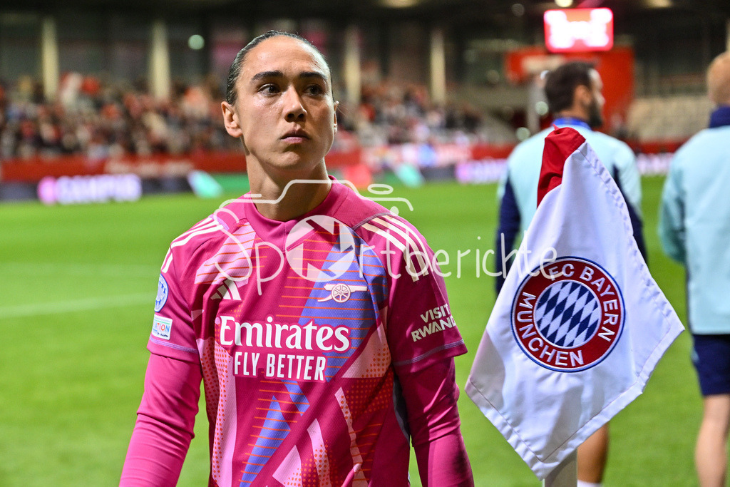 FC Bayern München Frauen - Arsenal London Frauen | Im Bild Manuela ZINSBERGER (Arsenal London Frauen #1) enttauescht nach der partie in Muenchen / Freisteller / Einzelfoto / UEFA Womens Champions League: FC Bayern München Frauen - Arsenal London Frauen, FC Bayern Campus am 09.10.2024