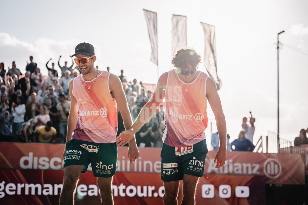 Beachvolleyball | Männer | Allianz German Beach Tour 2025 | Tourstop Düsseldorf | 16.05.2025 | v.l. Niklas Held und Hennes Nissen jubeln