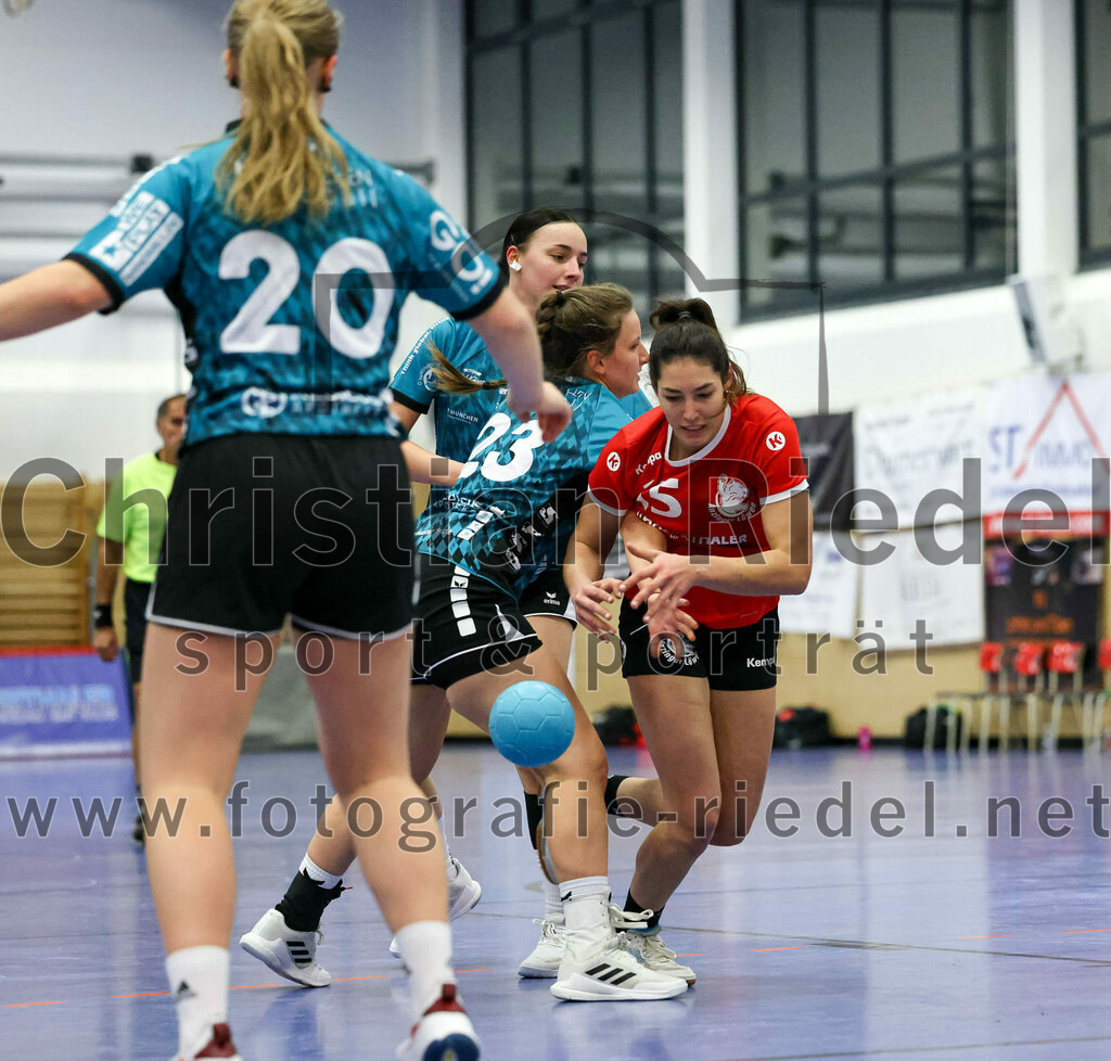 2022-11-27_058_SV_Anzing_gegen_HT_Muenchen_II | Anzing, Deutschland, 27.11.2022:
Handball, Bezirksliga 2022 / 2023, 7. Spieltag, SV Anzing gegen HT München II, Endergebnis: 28:32

Stephanie Rühl (HT München, #20), Lucie Hartmann (HT München, #23), Laura Greppmair (SV Anzing, #15)

Foto: Christian Riedel / fotografie-riedel.net