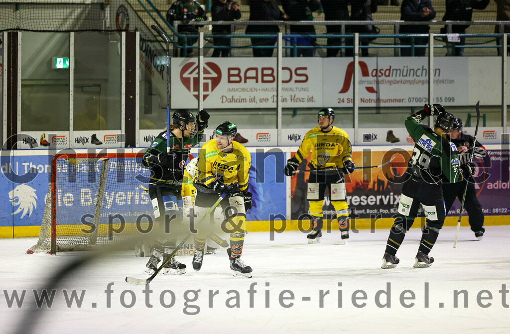 2023-02-10_072_TSV_Erding_gegen_ERSC_Amberg | Erding, Deutschland, 10.02.2023:
Eishockey, Bayernliga Meisterrunde Gruppe B 2022 / 2023, 3. Spieltag, TSV Erding gegen ERSC Amberg, Endergebnis: 6:3

Michael Franz (Erding Gladiators, #13), Thomas Plihal (Erding Gladiators, #39)

Foto: Christian Riedel / fotografie-riedel.net