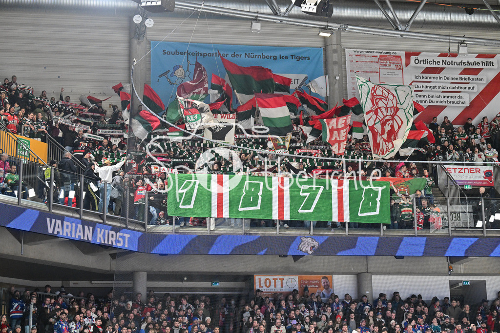 Nürnberg Ice Tigers - Augsburger Panther | NUREMBERG, GERMANY - 23. JANUARY: Fans der Gäste haben zu Spielbeginn eine Choreo vorbereitet / ultras vor dem Match zwischen den Nürnberg Ice Tigers und den Augsburger Panthern am 42. Spieltag der Penny DEL in der PSD Bank Nürnberg Arena