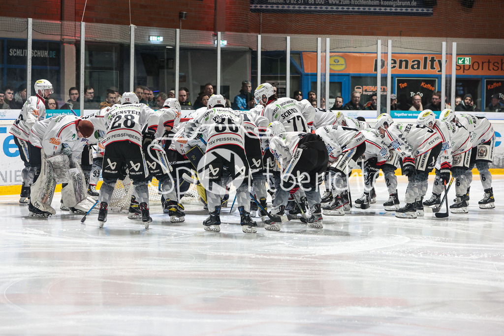 EHC Königsbrunn - TSV Peißenberg | Die Gaeste aus Peissenberg motivieren sich nochmal vor der Partie