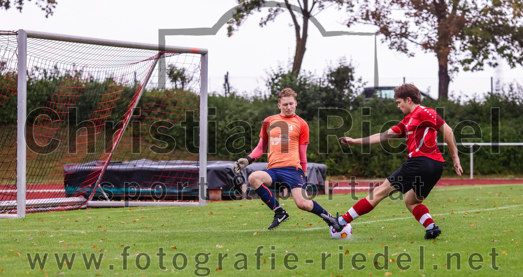 2023-08-27_073_TSV_Zorneding_II_gegen_TSV_Grafing_II | Zorneding, Deutschland, 27.08.2023:
Fußball, A-Klasse 2023 / 2024, 2. Spieltag, TSV Zorneding II gegen TSV Grafing II, Endergebnis: 5:1
Torwart Konstantin Lanzl (TSV Grafing, #22), 

Torwart Konstantin Lanzl (TSV Grafing, #22), Julius Gontard (TSV Zorneding, #18)

Foto: Christian Riedel / fotografie-riedel.net