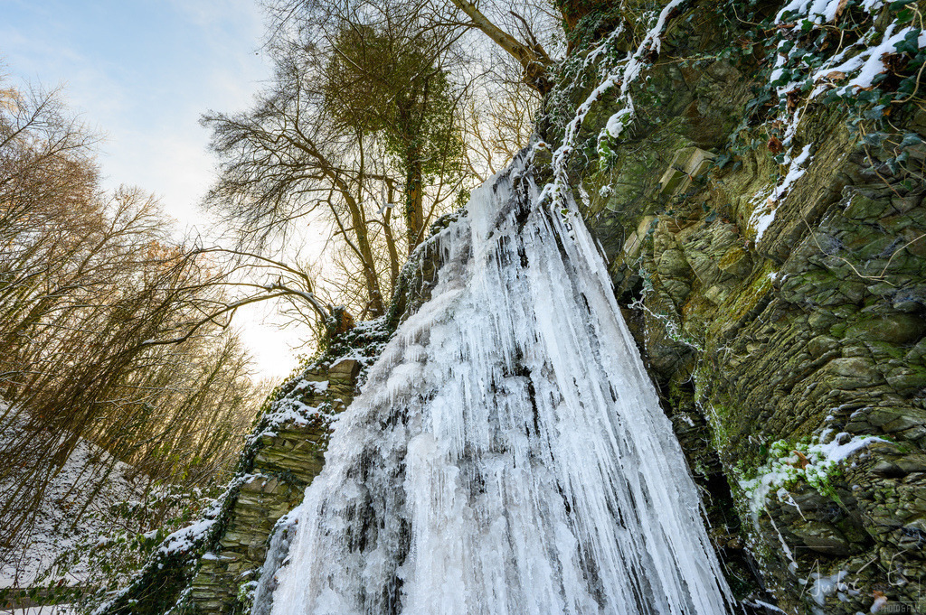 Der Unkeler "Wasserfall" bei -10 Grad Celsius | Normalerweise ein unscheinbares "Wasserfällchen" wächst bei eisigen Temperaturen zu einem "echten" Wasserfall