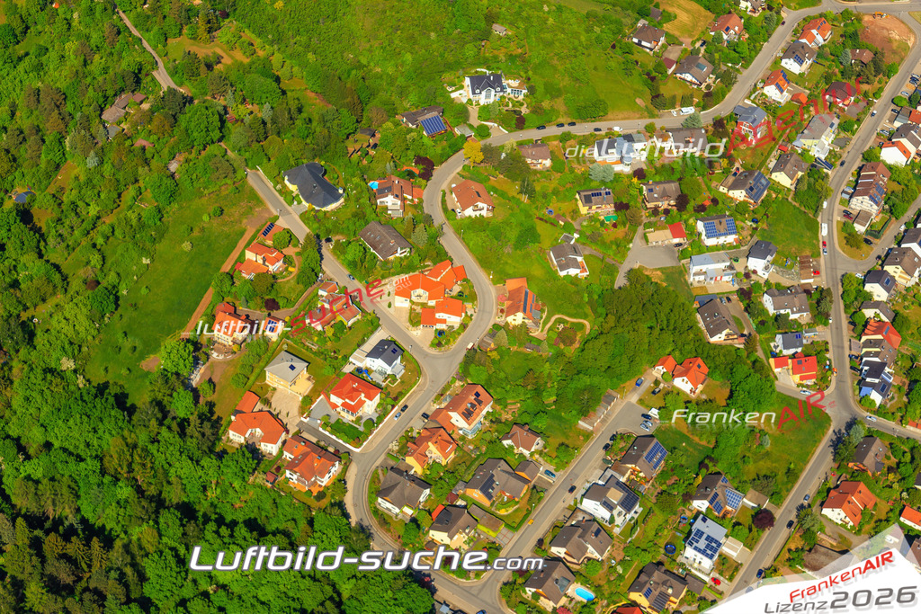 Die Luftaufnahme Doerfleins - Hallstadt wurde vom UL-Flugzeug (keine Drohne) aus fotografiert.Hohe Druck- Auflösung-die Geschenkidee!
