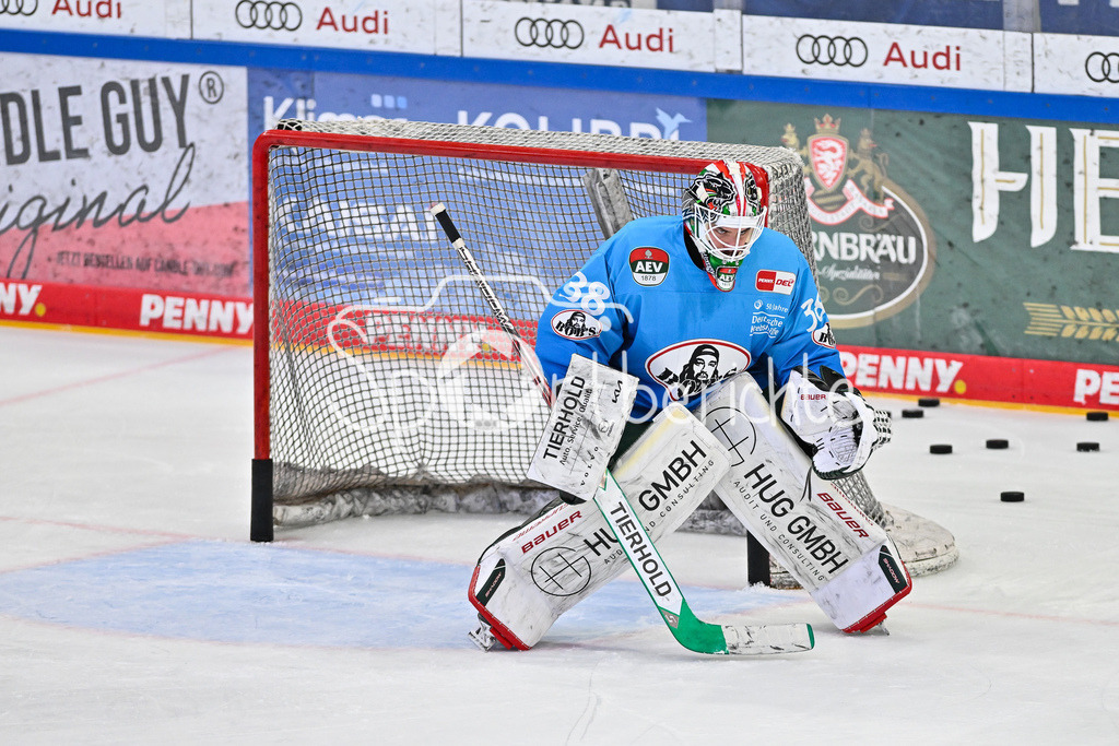 ERC Ingolstadt - Augsburger Panther | im Bild Strauss MANN (Augsburger Panther #38) beim warmmachen vor der Partie / DEL: ERC Ingolstadt - Augsburger Panther, Saturn Arena am 03.11.2024