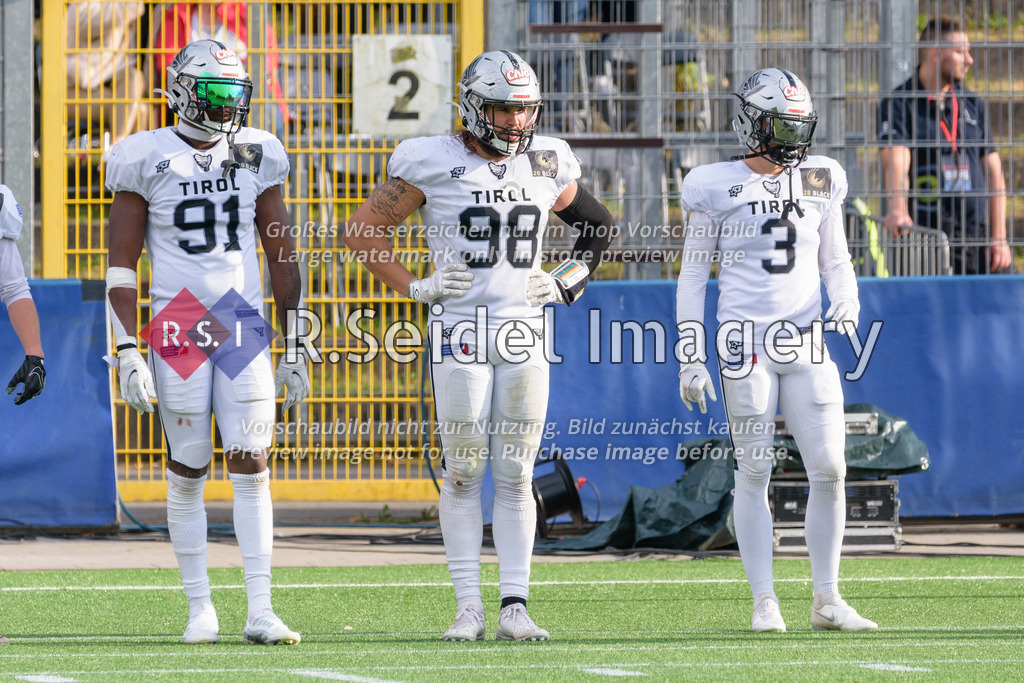 American Football, Saison 2022, European League of Football (ELF), Hamburg Sea Devils - Raiders Tirol, Stadion Hoheluft (Hamburg), 10.09.2022, Halbfinale | Derrick Brumfield (#91, Raiders, DL), Niklas Gustav (#98, Raiders, DL) und Jan Mayerhofer (#3, Raiders, DB/S) beobachten das Spiel an der Sideline