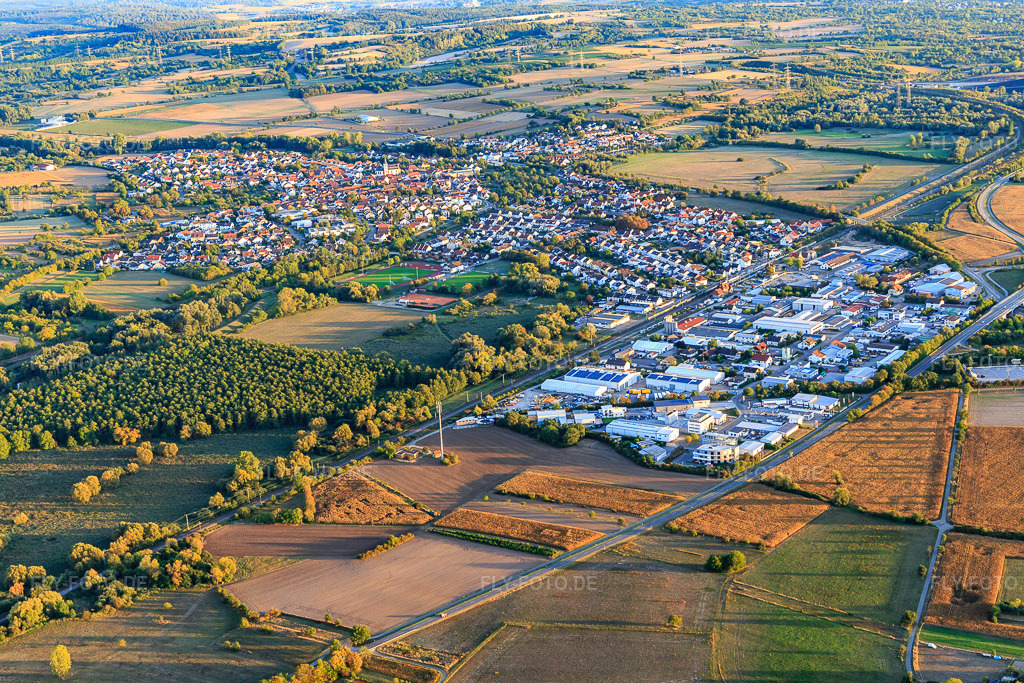 Luftbild: Ortsansicht von Nordosten im Ortsteil Ubstadt in Ubstadt-Weiher im Bundesland Baden-Württemberg in Deutschland. Foto: IMG_111582.jpg vom 09.09.2018 durch Werner Riehm/FLY-FOTO.de