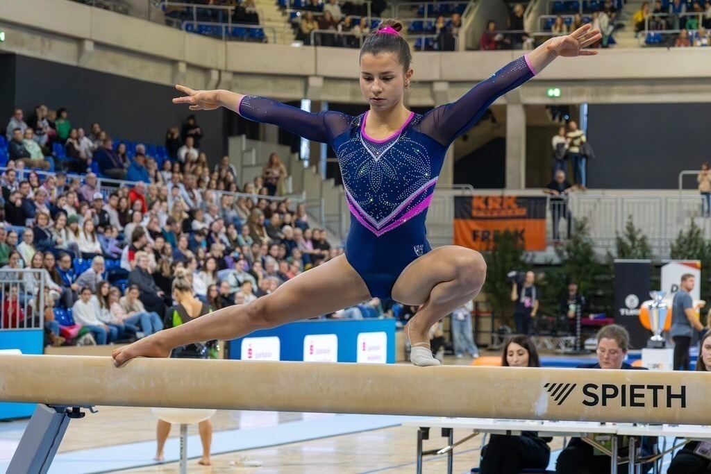 Deutsche Turnliga DTL (Bundesliga) der Frauen, Wettkampf um Platz 3 2025 in Heidelberg | Deutsche Turnliga DTL (Bundesliga) der Frauen, Wettkampf um Platz 3 2025 in Heidelberg***Bild: Janoah Müller (TG Mannheim) am Schwebebalken - Realisiert mit Pictrs.com