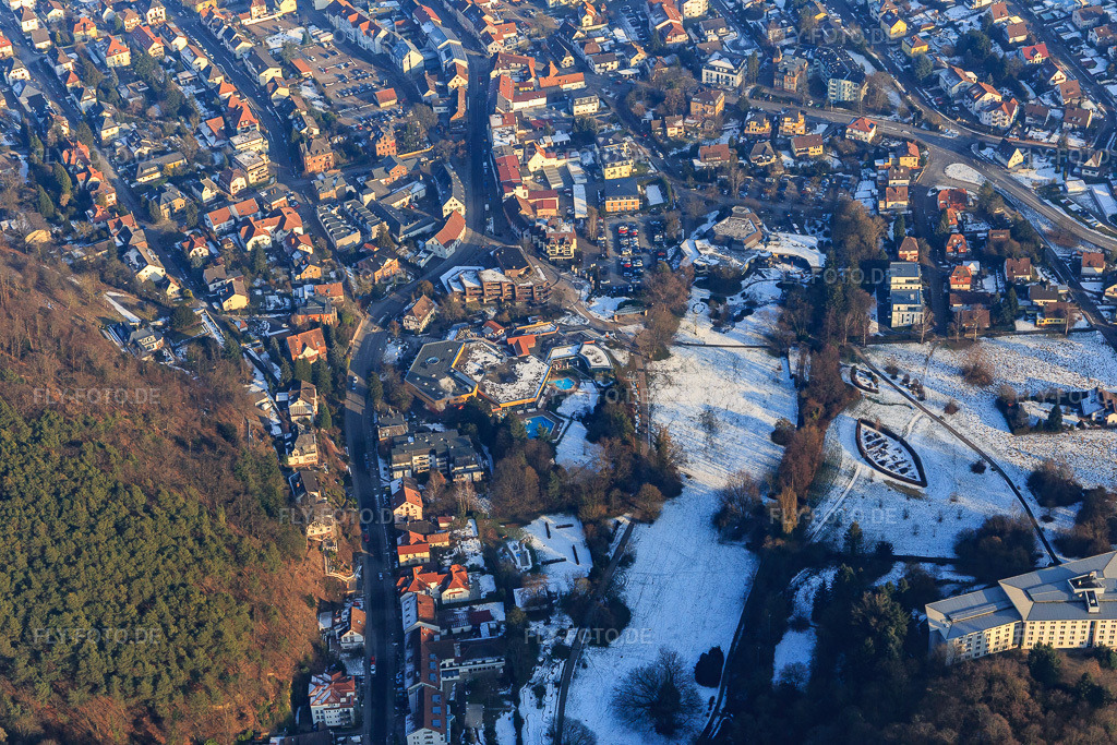 Luftbild: Südpfalz Therme am Kurpark Bad Bergzabern im Winter mit wenig Schnee in Bad Bergzabern im Bundesland Rheinland-Pfalz in Deutschland. Foto: IMG_096421.jpg vom 22.01.2017 durch Werner Riehm/FLY-FOTO.deSüdpfalz Therme Bad Bergzabern