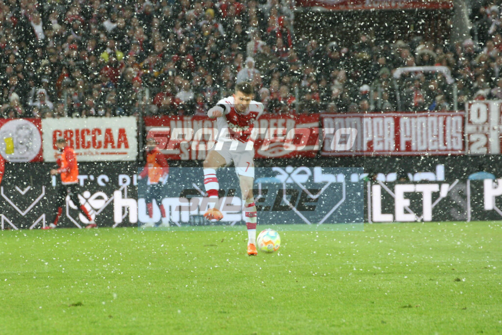 1. FC Köln - VFL Bochum | Dejan Ljubicic im Schneetreiben - © Sportfoto-Sale (MK) - Realisiert mit Pictrs.com
